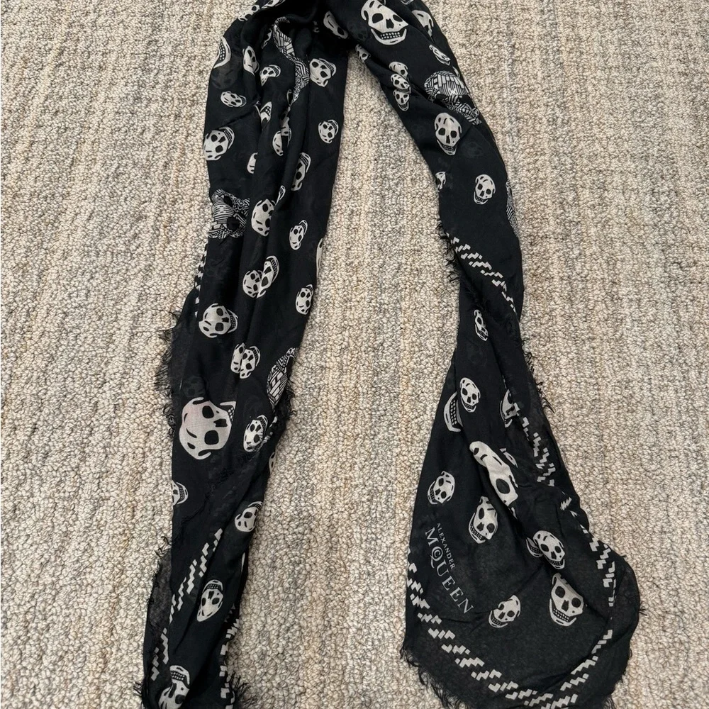 Alexander McQueen Black Skull Scarf - Picture 3 of 10